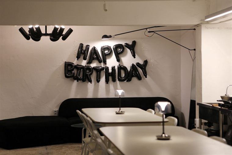 생일파티 데코레이션이 된 소파 좌석